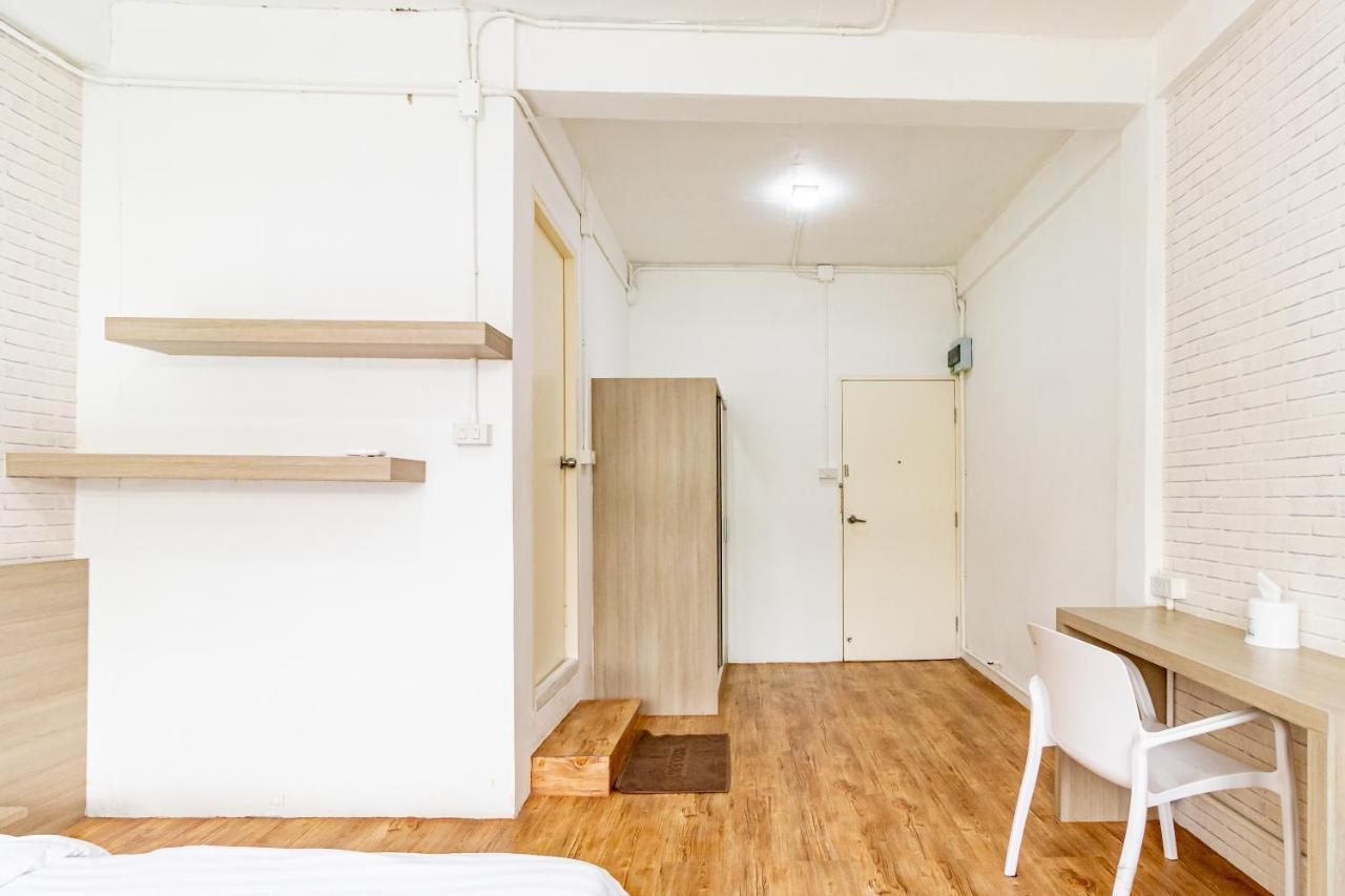 Ze Residence Bang Aor Station Бангкок Экстерьер фото
