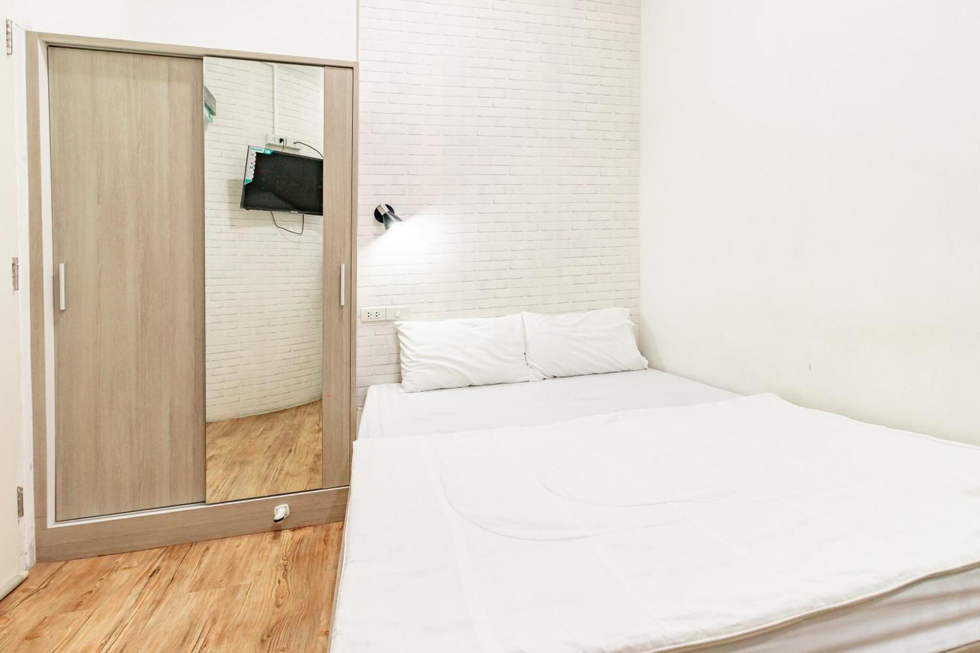 Ze Residence Bang Aor Station Бангкок Экстерьер фото