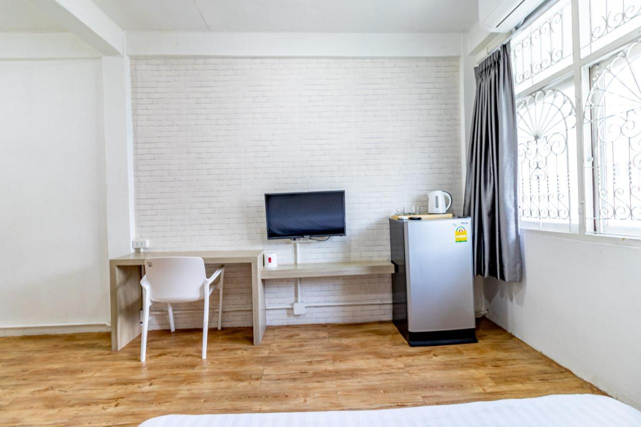 Ze Residence Bang Aor Station Бангкок Экстерьер фото