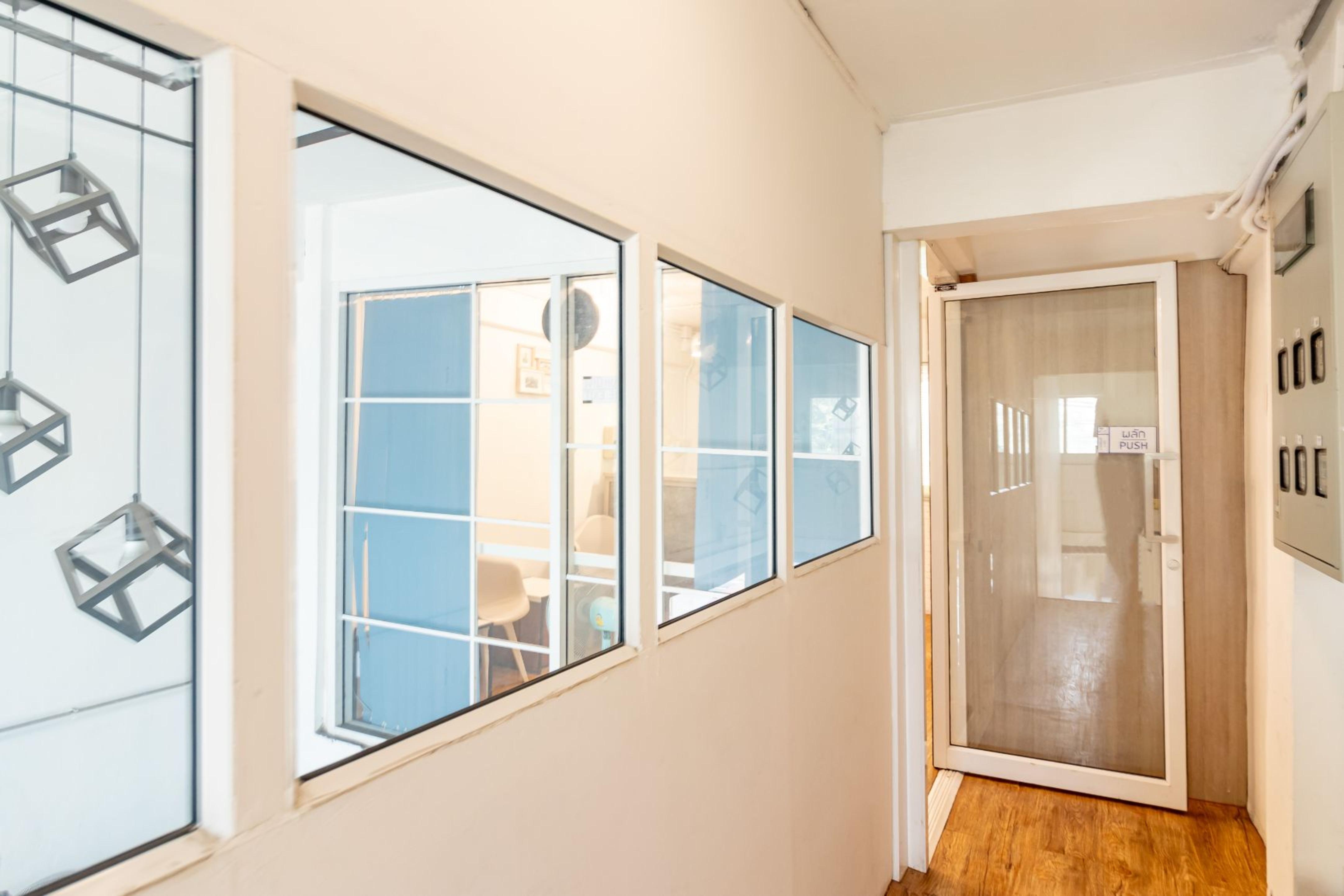 Ze Residence Bang Aor Station Бангкок Экстерьер фото